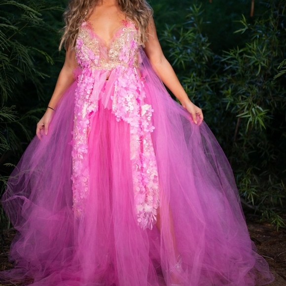 PARKER Pink & Gold Lehenga Wedding Ballgown Set - Picture 7 of 7